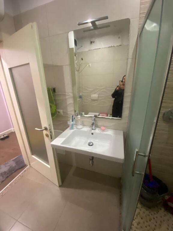 Shitet 2+1 te parku 224900 eu mobiluar ashensor hipoteke  