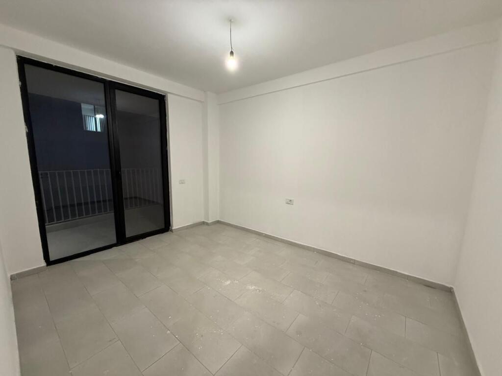 Jepet me qira ambient për zyra tek Golden Tower Residence, Mine Peza.