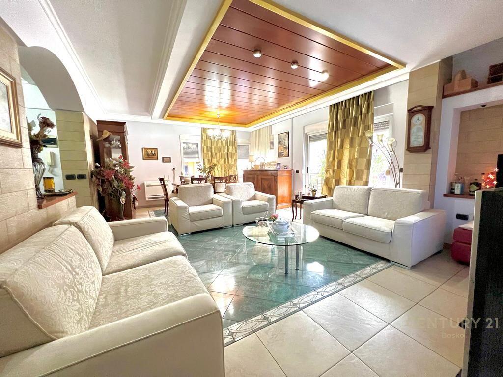 Blocco vendesi appartamento 2+1+2 con veranda