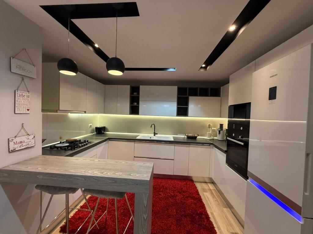 Jepet me qira apartament 2+1 pranë qendrës.