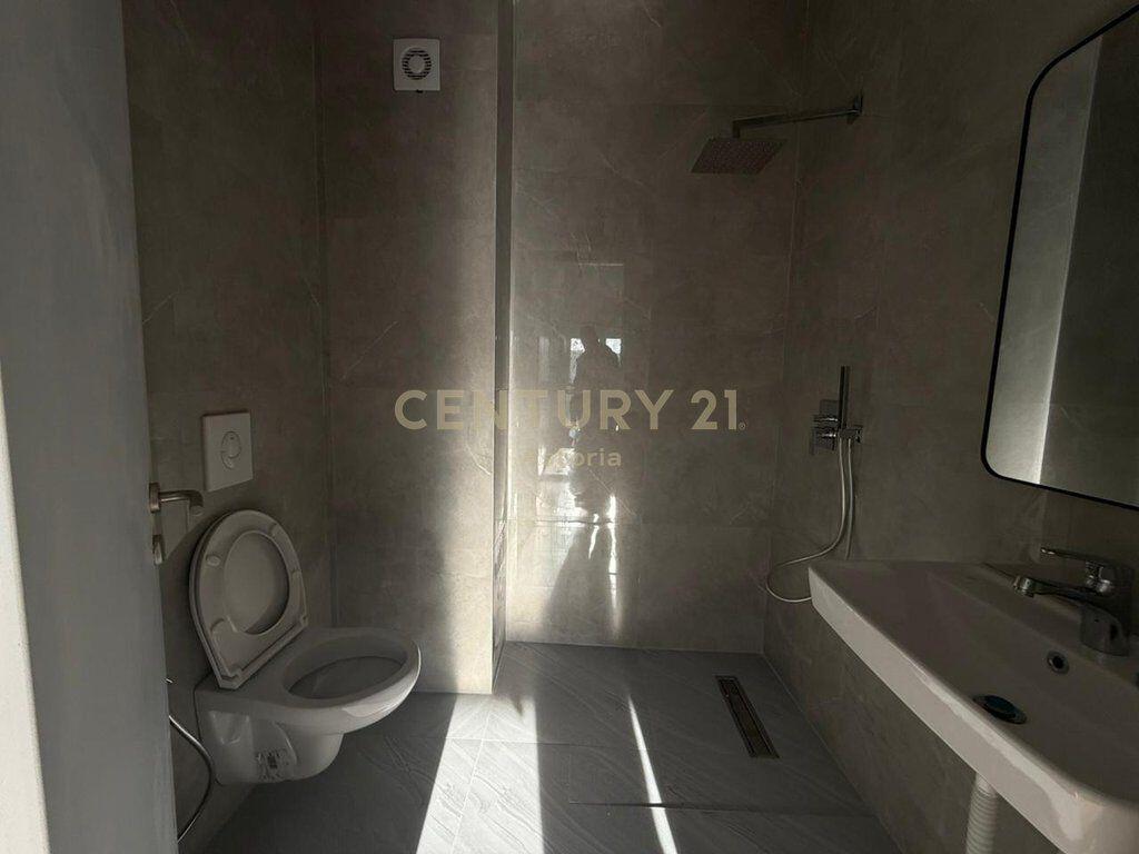 JEPET ME QIRA APARTAMENT 2+1+2+POST PARKIMI NE ASTIR, BULEVARDI I RI 650 € /Muaj