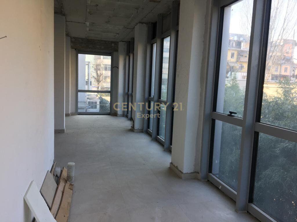 Jepet me qira njësi komerciale pranë Kullave Binjake, në katin e 2-të