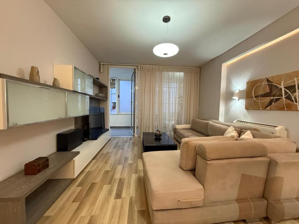 Jepet me qira apartament 2+1 pranë qendrës.