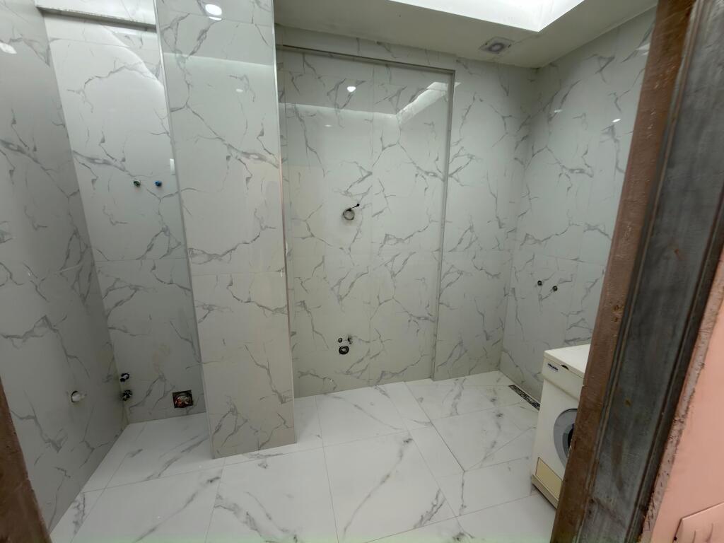 🏡 Shitet apartament 2+1+2 📍 Pallatet e Verdha, Treshi – Rruga Kastriotët 🧭 Orientim: Jug ☀️ 📐 Sipërfaqe: 110 m² 📄 Me hipotekë – mundësi blerjeje me kredi 💶 Çmimi: 95.000€