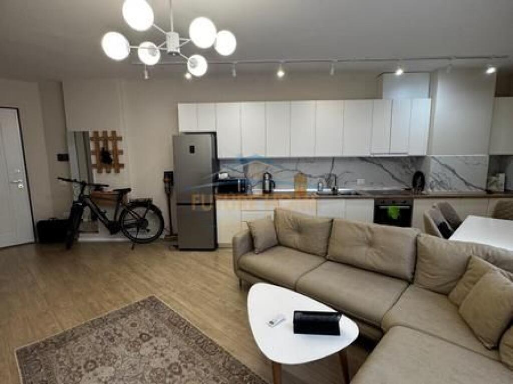 Affitto, Appartamento 1+1, Complesso Delijorgji, Tirana.