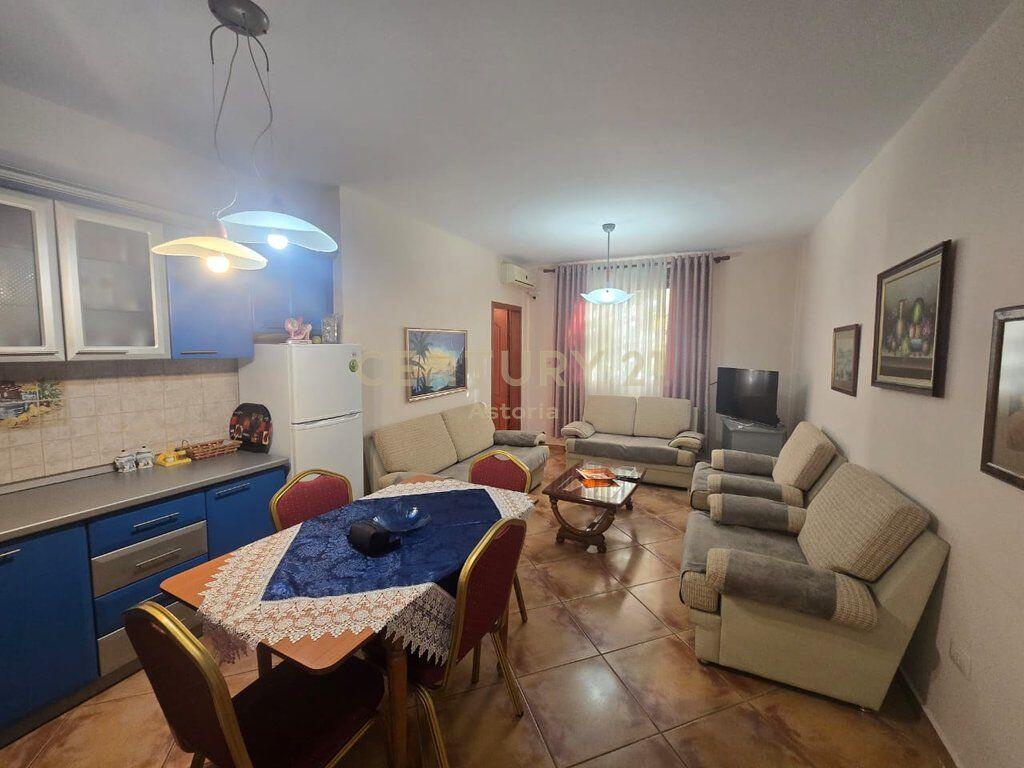 Shitet apartament 1+1 i mobiluar në Shkëmbin e Kavajës, 200 m nga deti 77,000 € Sip. Totale  57m