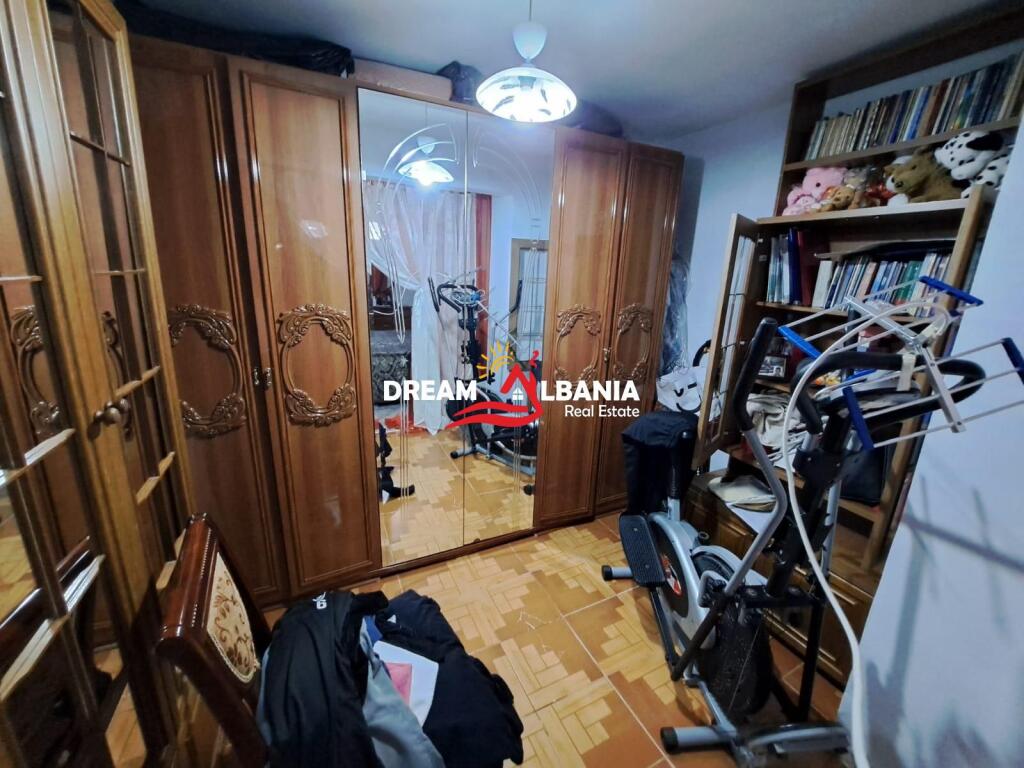 Shiten 2 Apartamente (2+1 dhe 1+1) tek Komuna e Parisit, prane Zgara Dragon ne Tirane (ID 4129553)