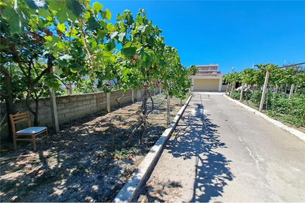 Shtëpi Private me Tarracë në Shitje