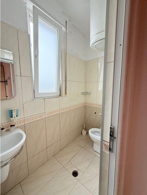 SHITET GODINA E PERSHTATSHME PER HOTEL, PLAZH ! 1,800,000 € Sip. Totale  1400m2