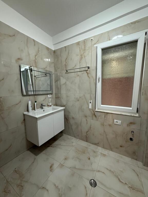 Shitet apartament  2+1,ne zonen e Shkozes prane Elite Palase.