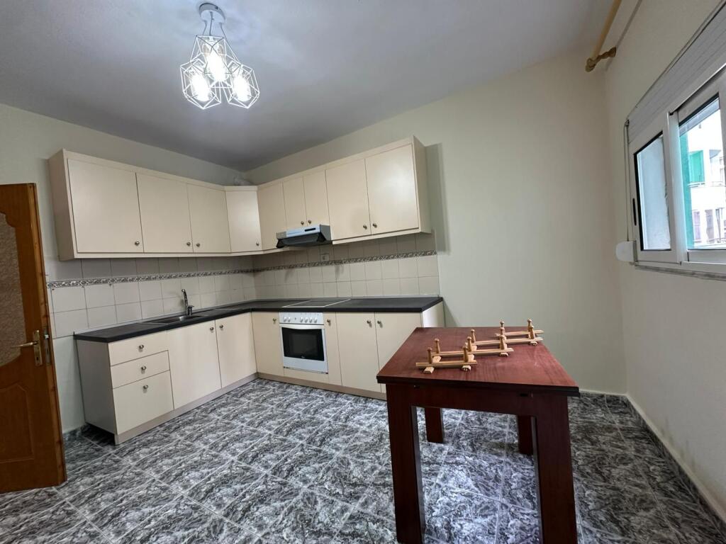 Jepet me qira apartament 3+1+2 pranë Qendrës se Kristalit!!!
