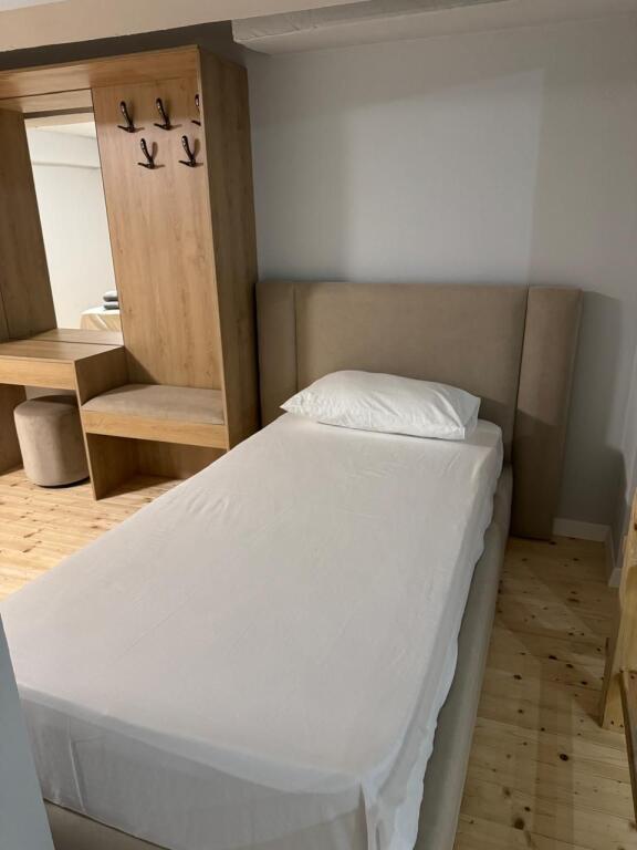 JEPEN ME QERA 2 APARTAMENTE 1+1 RRUGA E DURRESIT 1.300 EURO