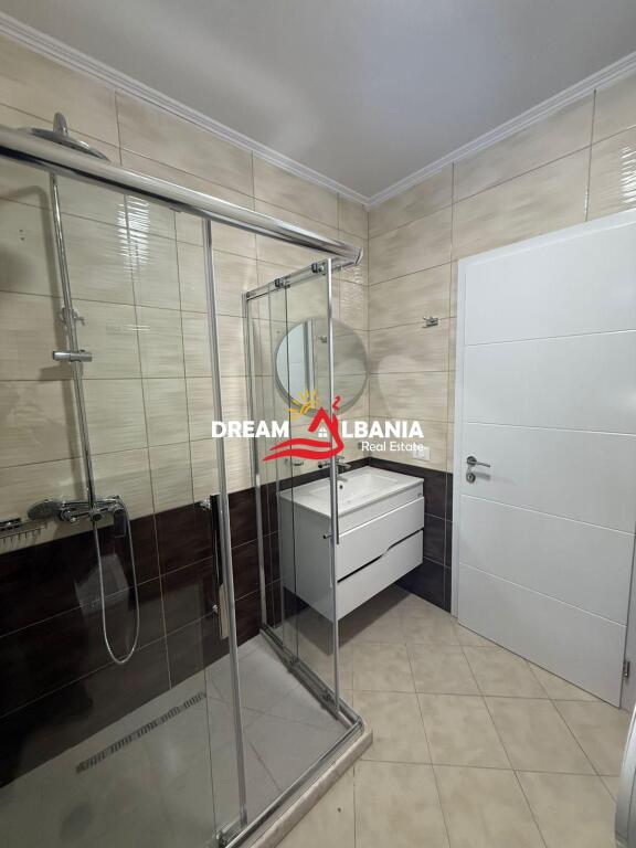 Jepet me qera apartament 2+1 tek rruga e Barrikadave (ID 42215454)