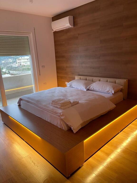 Shitet apartament  2+1,ne zonen e Shkozes prane Elite Palase.