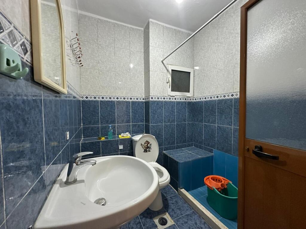 Jepet me qira apartament 3+1+2 pranë Qendrës se Kristalit!!!