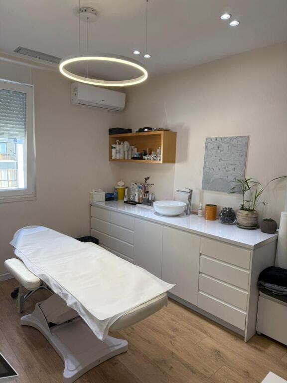 ZYRE ME QERA 95 M2 KOMUNA E PARISIT 800 EURO