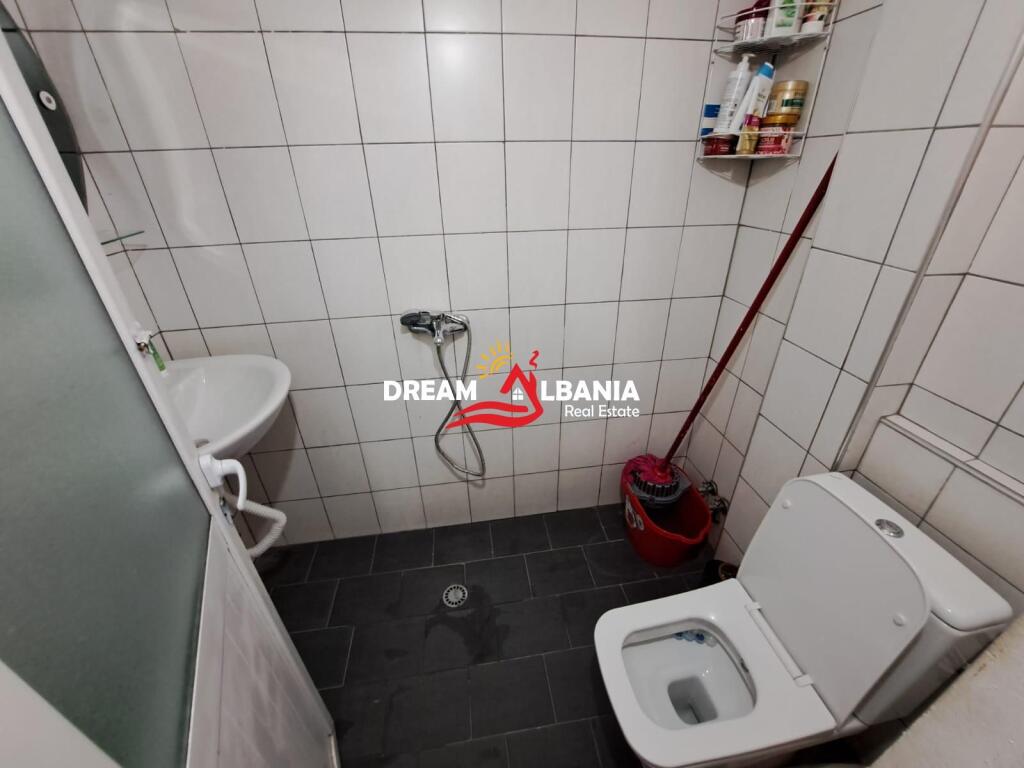 Shiten 2 Apartamente (2+1 dhe 1+1) tek Komuna e Parisit, prane Zgara Dragon ne Tirane (ID 4129553)