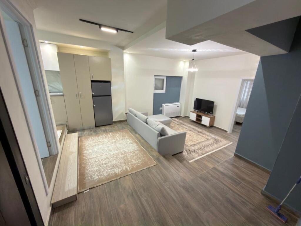 Jepet me qira apartament 2+1 🏠 📍 Pranë Stacionit të Trenit, ngjitur me ESP Oil 🏢 Pallat i ri ✨ 📐 84 m² 🚪 Kati 1, me hyrje të veçuar ✨ Ambient i rregulluar, i përshtatshëm për banim  💰 Çmimi: 70.000 lekë/muaj 🔒 Çmimi i padiskutueshëm