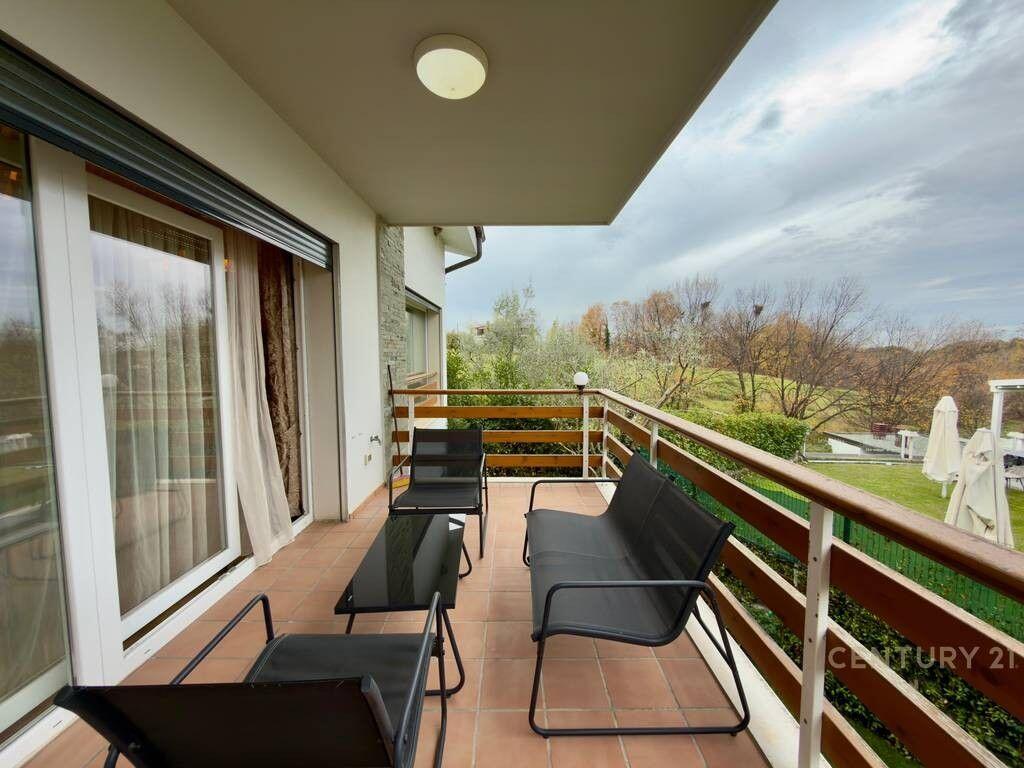 Ofrojme apartament per qira , tek Long Hill Residence