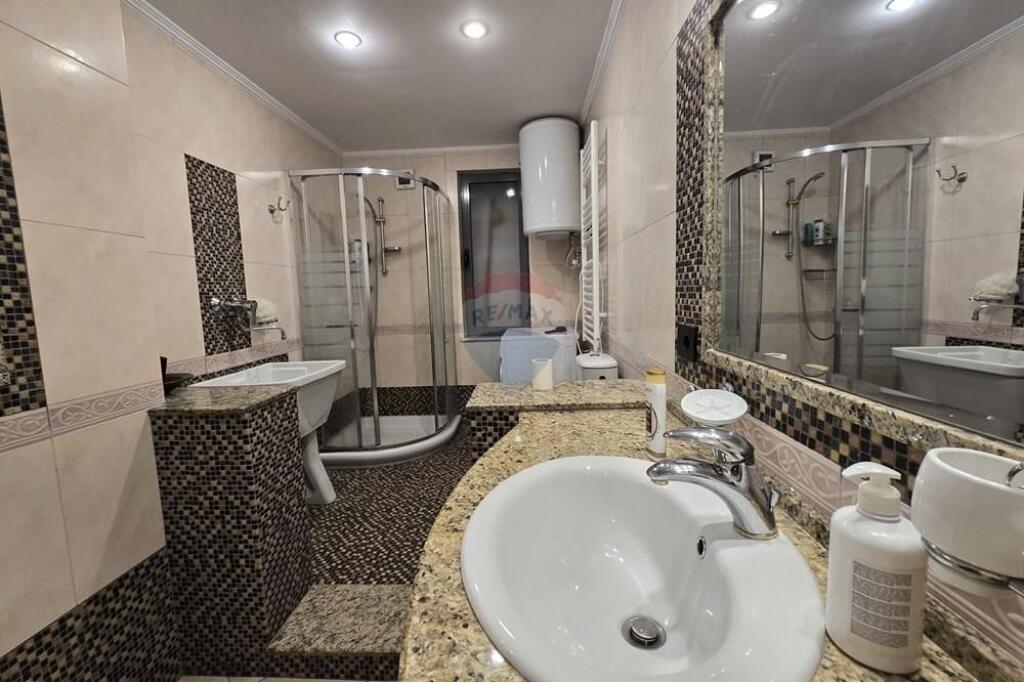 Apartament 1+1 dhe Gazoniere per shitje, Qender, 9-katshet!