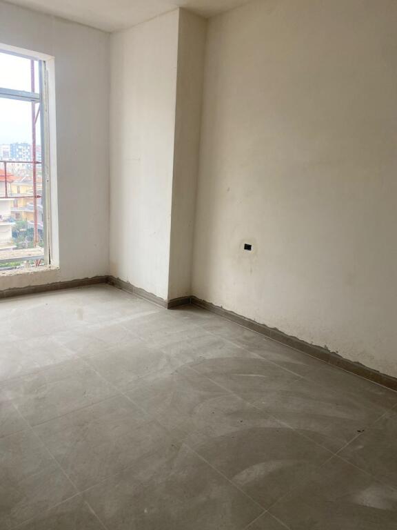Shitet apartment 1+1 te ish parku 60 metra me hipoteke 125000 eu