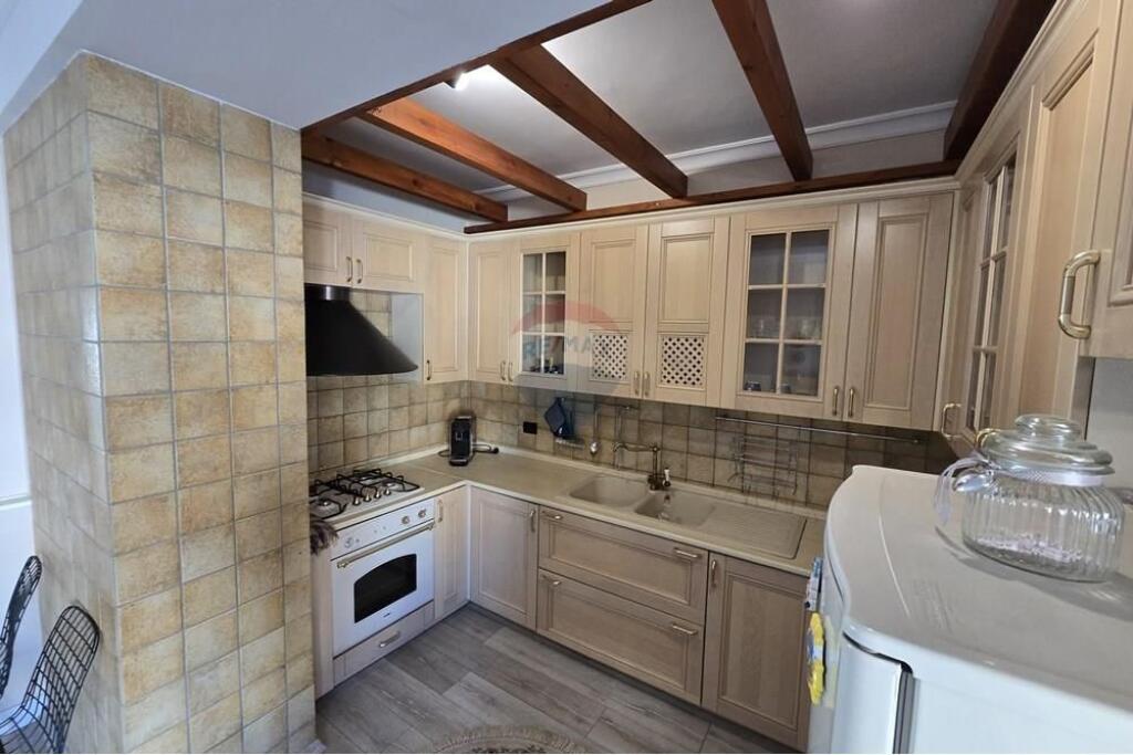 Apartament 1+1 dhe Gazoniere per shitje, Qender, 9-katshet!