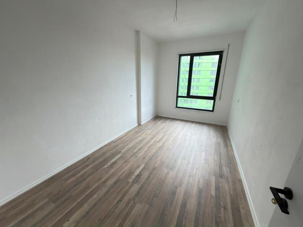 🏡 Shitet Apartament 3+1+2 + 1 Ballkon 📍 Rruga 5 Maji, Tiranë  📐 Sipërfaqe: 121 m² 🏢 Kati: 5 (me 2 ashensorë) 🧭 Orientim: Perëndim 🌇 🛏️ Tipologji: 3+1+2 🚿 Tualete: 2 🌿 Ballkon: 1 🏗️ Statusi: Në fazë përfundimtare ndërtimi (gati për dorëzim)  💶 Çmimi: 1.450 € / m² 💰 Totali: 175.500 €