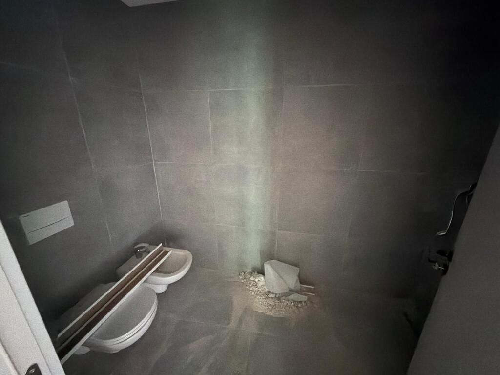 🏡 Shitet Apartament 3+1+2 + 1 Ballkon 📍 Rruga 5 Maji, Tiranë  📐 Sipërfaqe: 121 m² 🏢 Kati: 5 (me 2 ashensorë) 🧭 Orientim: Perëndim 🌇 🛏️ Tipologji: 3+1+2 🚿 Tualete: 2 🌿 Ballkon: 1 🏗️ Statusi: Në fazë përfundimtare ndërtimi (gati për dorëzim)  💶 Çmimi: 1.450 € / m² 💰 Totali: 175.500 €