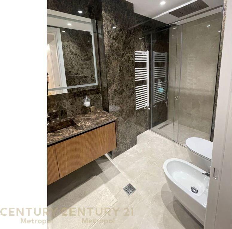 JEPET ME QIRA APARTAMENT 2+1+2+ POST PARKIMI, LIQENI I THATË! 1,500 € /Muaj Sip. Totale  104m2