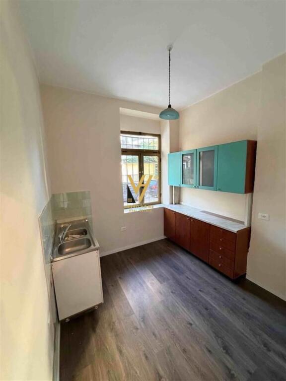 JEPET ZYRE 72 M2 ME QERA TE RRUGA E DIBRES 120.000 LEKE