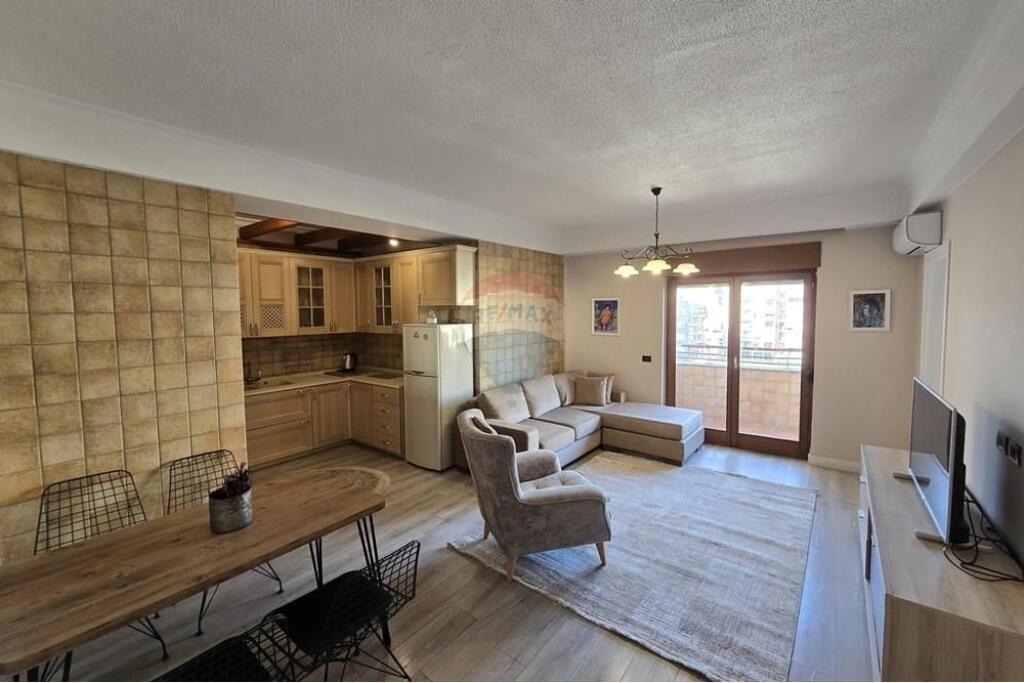 Apartament 1+1 dhe Gazoniere per shitje, Qender, 9-katshet!