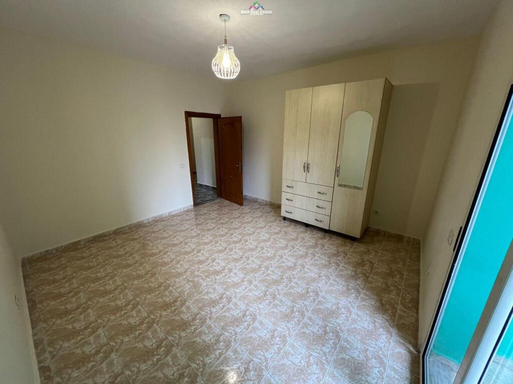 Zyre Me Qera 3+1 Tek Komuna e Parisit (ID BZ2776) Tirane