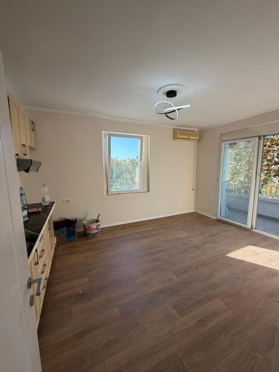 Apartament 1+1, Përballë Harry Fultz!