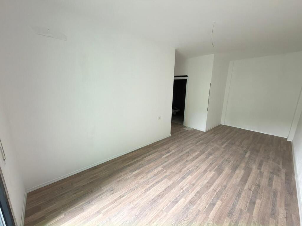 🏡 Shitet Apartament 3+1+2 + 1 Ballkon 📍 Rruga 5 Maji, Tiranë  📐 Sipërfaqe: 121 m² 🏢 Kati: 5 (me 2 ashensorë) 🧭 Orientim: Perëndim 🌇 🛏️ Tipologji: 3+1+2 🚿 Tualete: 2 🌿 Ballkon: 1 🏗️ Statusi: Në fazë përfundimtare ndërtimi (gati për dorëzim)  💶 Çmimi: 1.450 € / m² 💰 Totali: 175.500 €