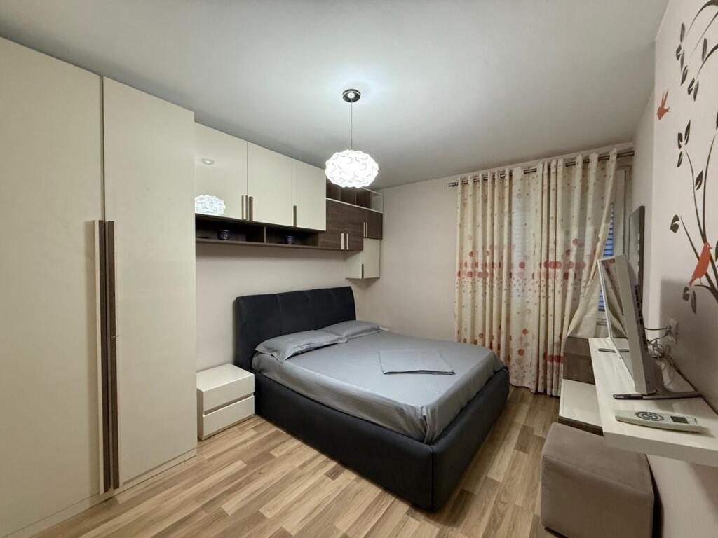 Jepet me qira apartament 2+1 pranë qendrës.