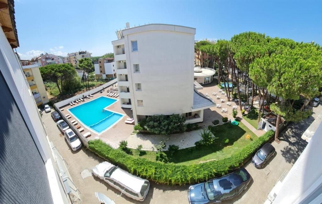 Shitet Penthouse – Mali i Robit