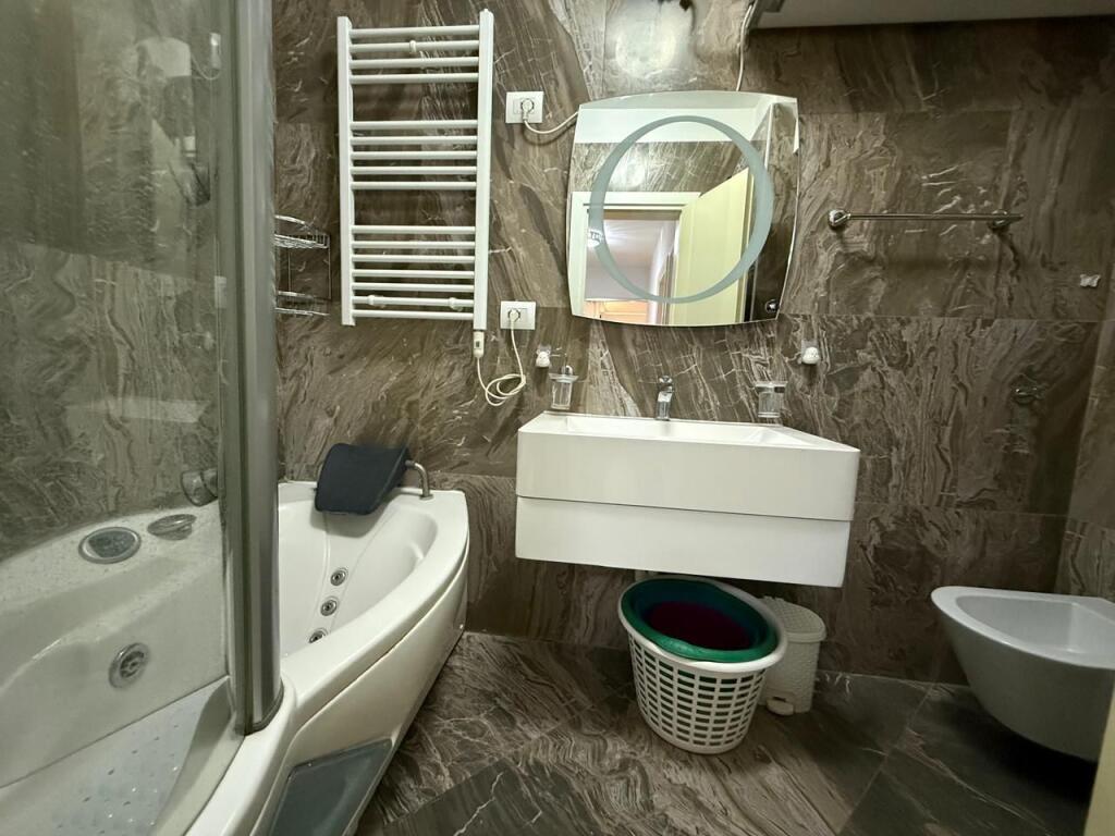 Jepet me qira apartament 2+1 pranë qendrës.