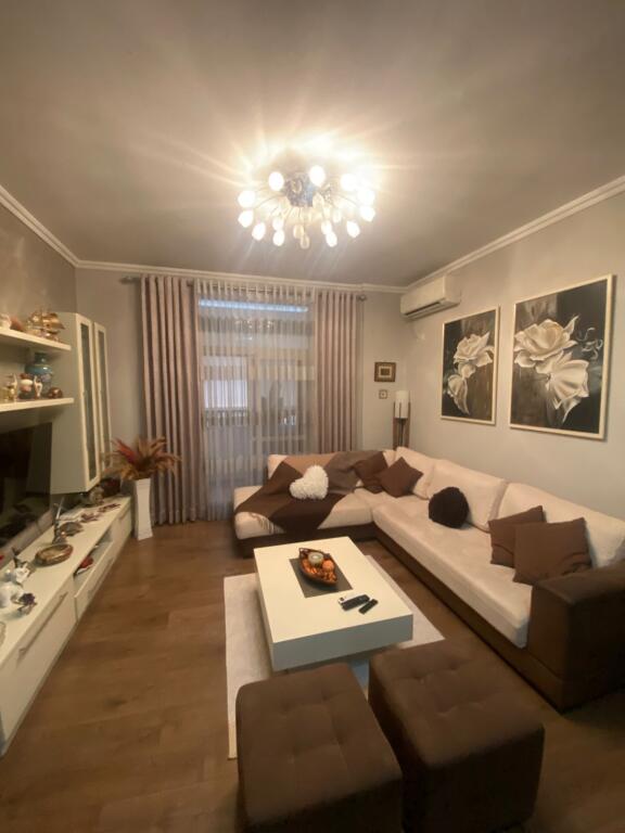 Shitet 2+1 te parku 224900 eu mobiluar ashensor hipoteke  