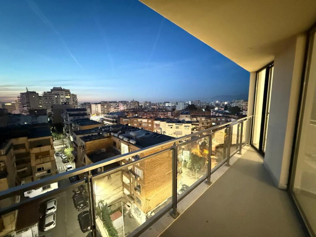 Jepet me qira apartament 2+1 pranë qendrës.