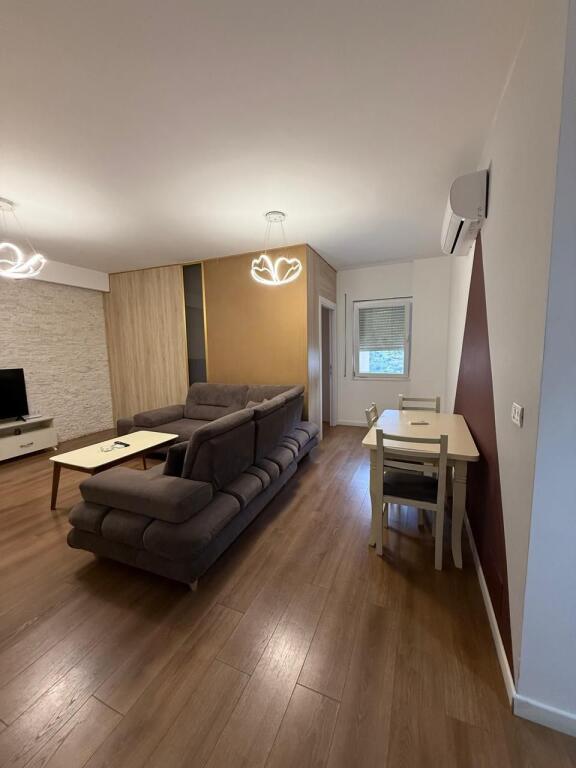 Shitet apartament  2+1,ne zonen e Shkozes prane Elite Palase.