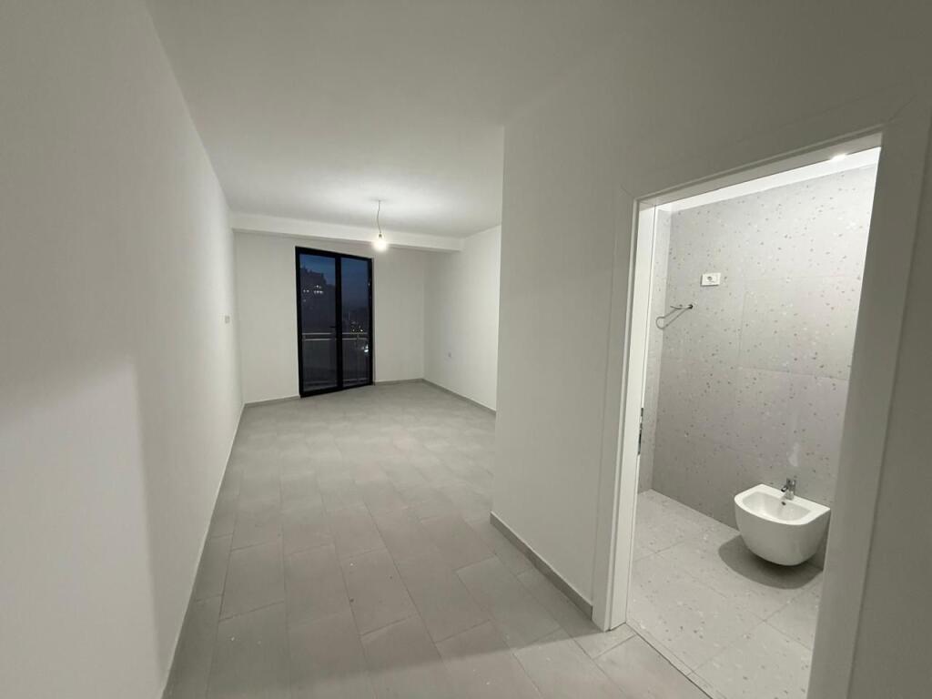 Jepet me qira ambient për zyra tek Golden Tower Residence, Mine Peza.