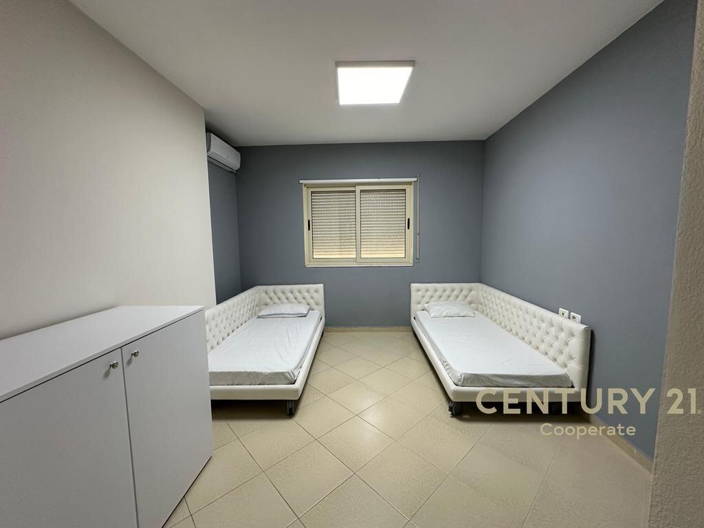 Shitet apartament 2+1 në Kompleksin “Panorama