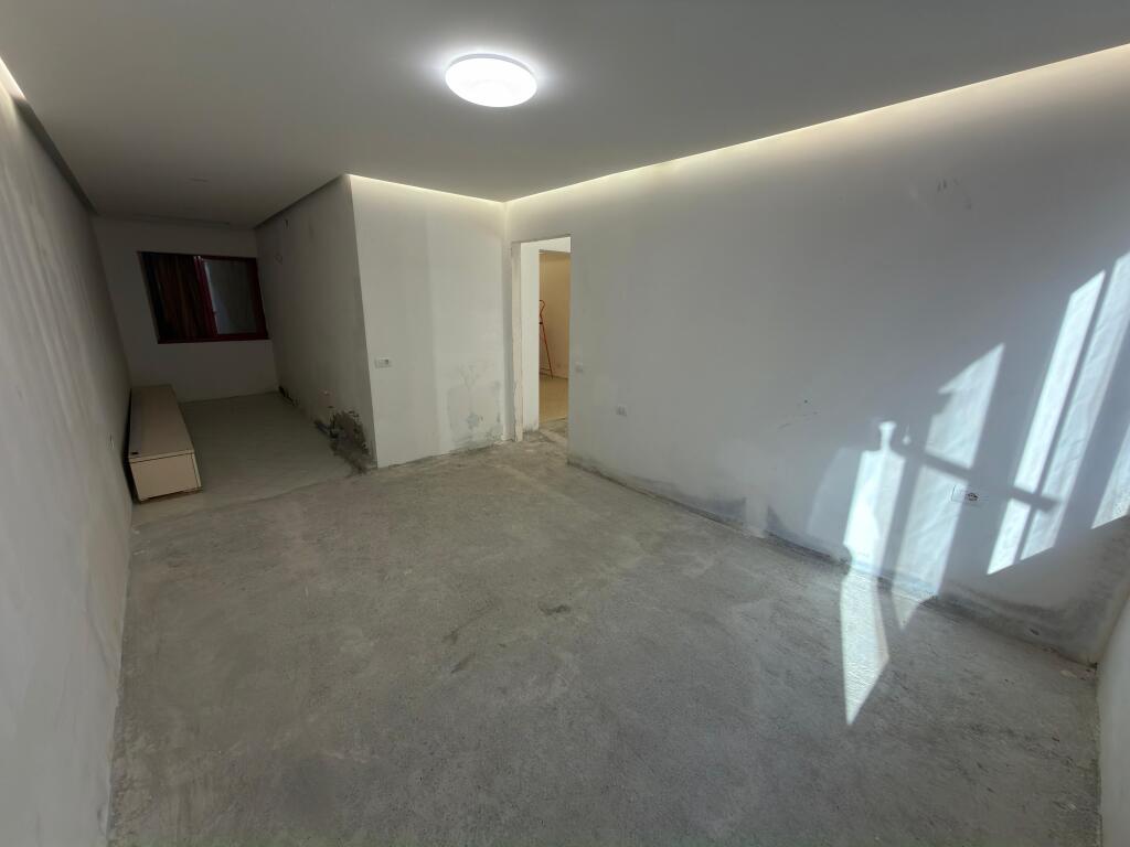 🏡 Shitet apartament 2+1+2 📍 Pallatet e Verdha, Treshi – Rruga Kastriotët 🧭 Orientim: Jug ☀️ 📐 Sipërfaqe: 110 m² 📄 Me hipotekë – mundësi blerjeje me kredi 💶 Çmimi: 95.000€