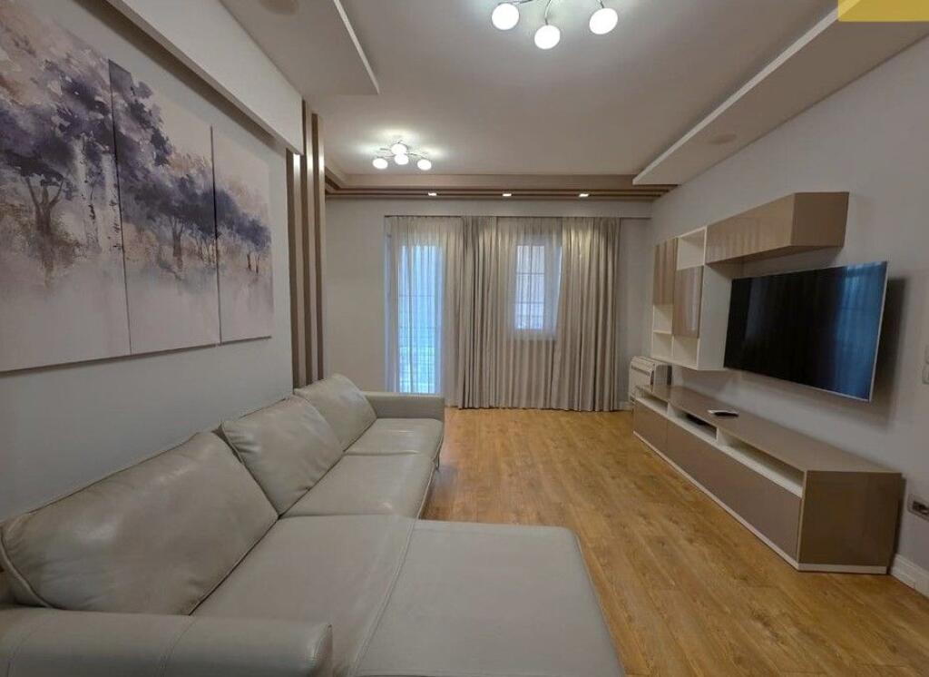 Qera,Apartament 1+1 tek Ish Parku i Autobuzave, Tirane.