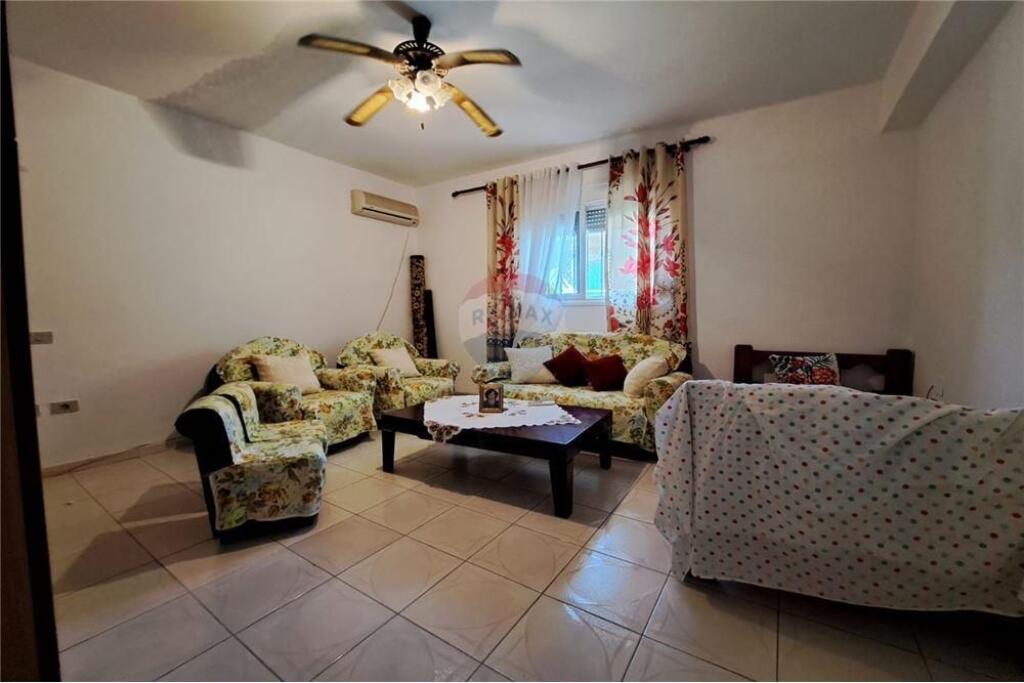 Shtëpi Private me Tarracë në Shitje