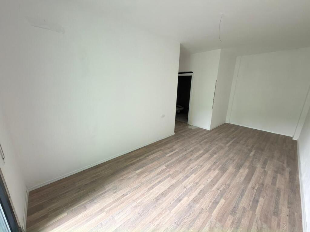 🏡 Shitet Apartament 3+1+2 + 1 Ballkon 📍 Rruga 5 Maji, Tiranë  📐 Sipërfaqe: 121 m² 🏢 Kati: 5 (me 2 ashensorë) 🧭 Orientim: Perëndim 🌇 🛏️ Tipologji: 3+1+2 🚿 Tualete: 2 🌿 Ballkon: 1 🏗️ Statusi: Në fazë përfundimtare ndërtimi (gati për dorëzim)  💶 Çmimi: 1.450 € / m² 💰 Totali: 175.500 €