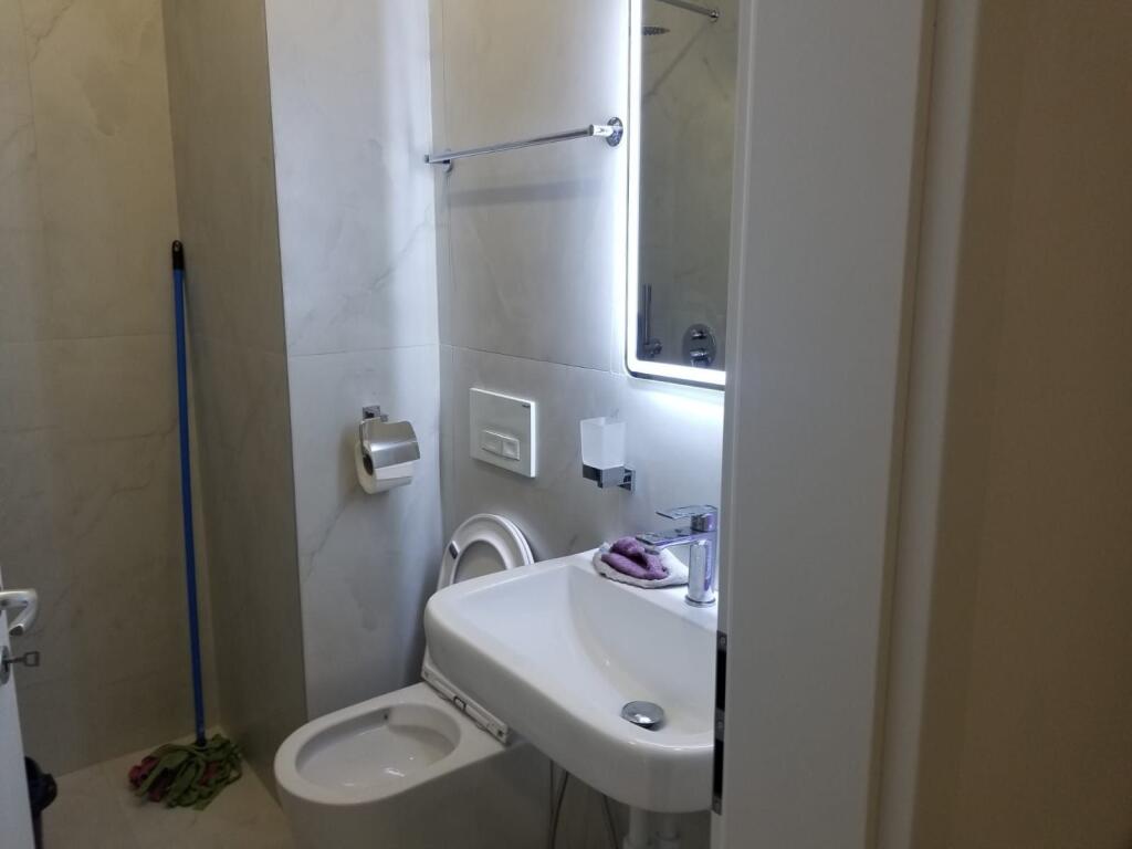 Affitto, Appartamento 1+1  📍Complesso Mangalem  Prezzo 40.000 lek al mese 3° piano con ascensore