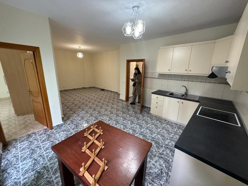 Jepet me qira apartament 3+1+2 pranë Qendrës se Kristalit!!!