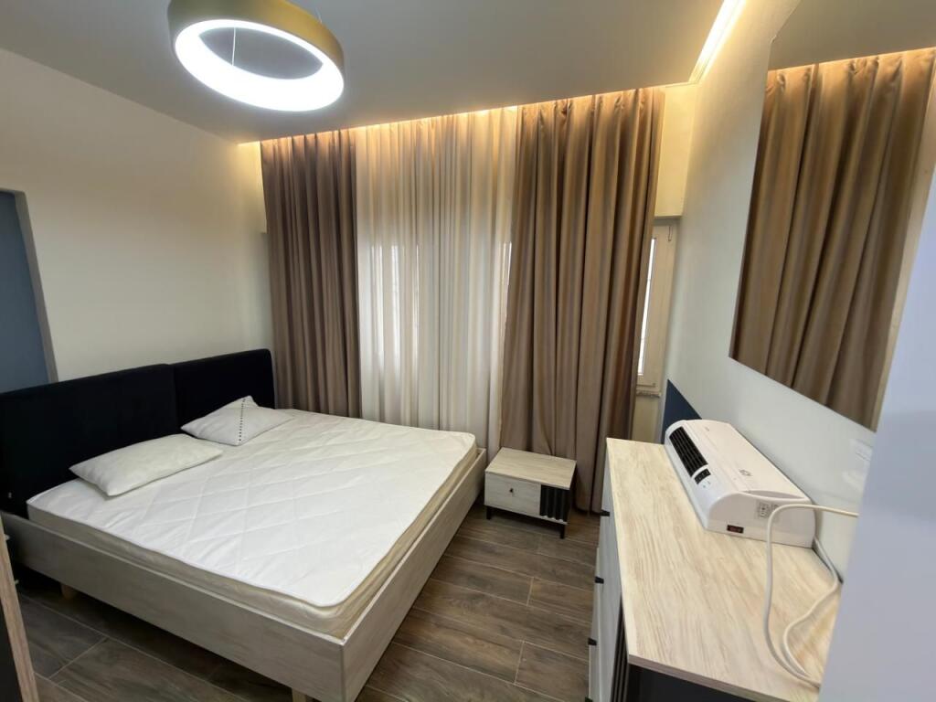 Jepet me qira apartament 2+1 🏠 📍 Pranë Stacionit të Trenit, ngjitur me ESP Oil 🏢 Pallat i ri ✨ 📐 84 m² 🚪 Kati 1, me hyrje të veçuar ✨ Ambient i rregulluar, i përshtatshëm për banim  💰 Çmimi: 70.000 lekë/muaj 🔒 Çmimi i padiskutueshëm