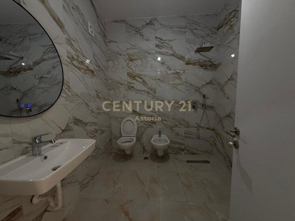 JEPET ME QIRA APARTAMENT 2+1+2+POST PARKIMI NE ASTIR, BULEVARDI I RI 650 € /Muaj